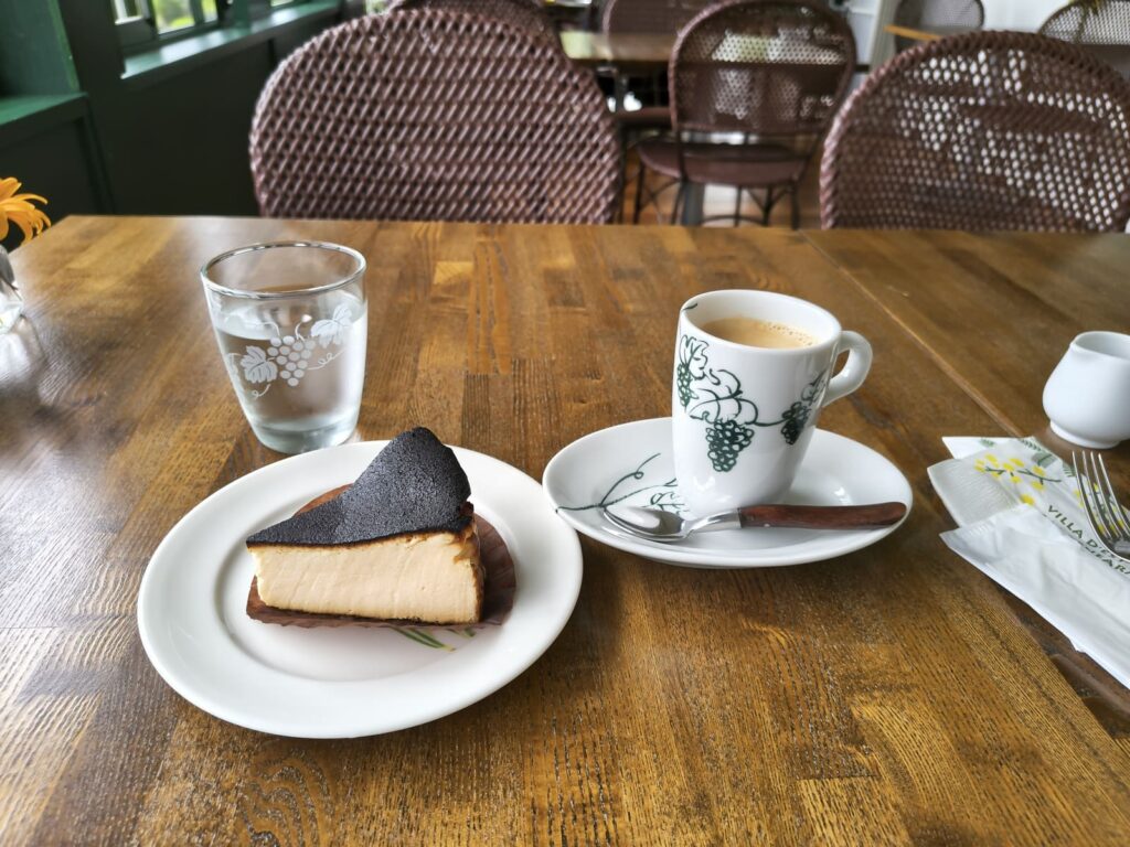ヴィラデストカフェのコーヒーとベイクドチーズケーキ