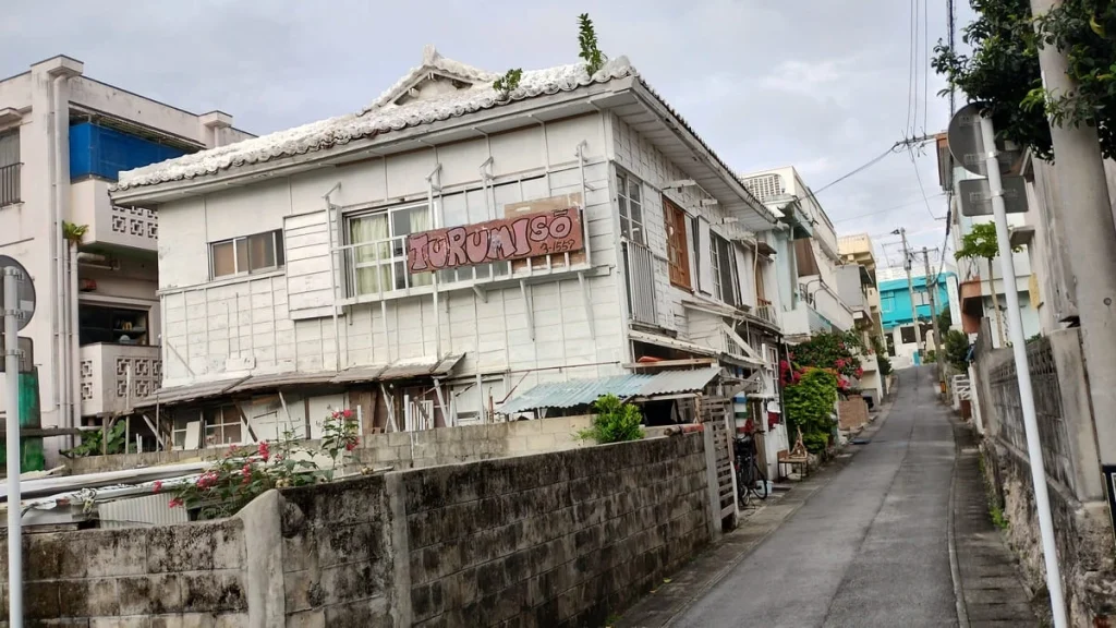 宮古島で最初に宿泊したつるみ荘の外観
