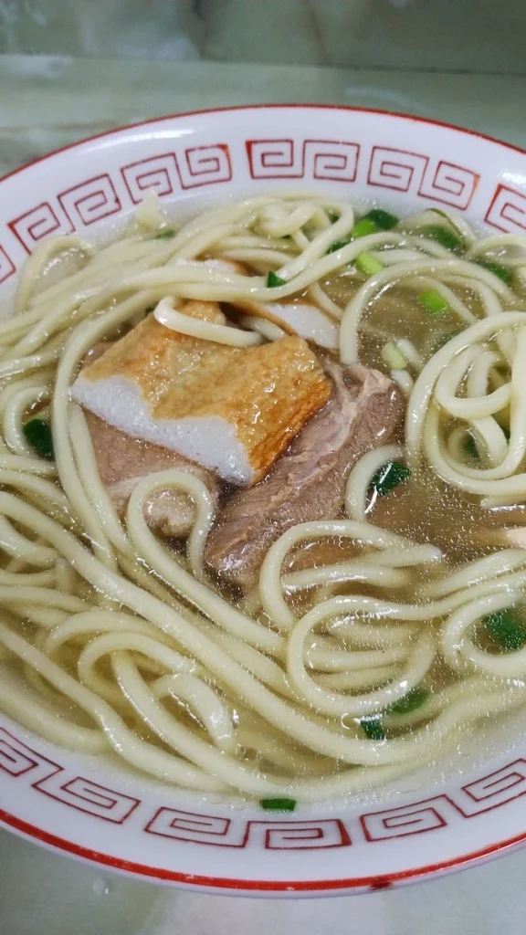 麺の下に具が入った菊栄食堂の宮古そば