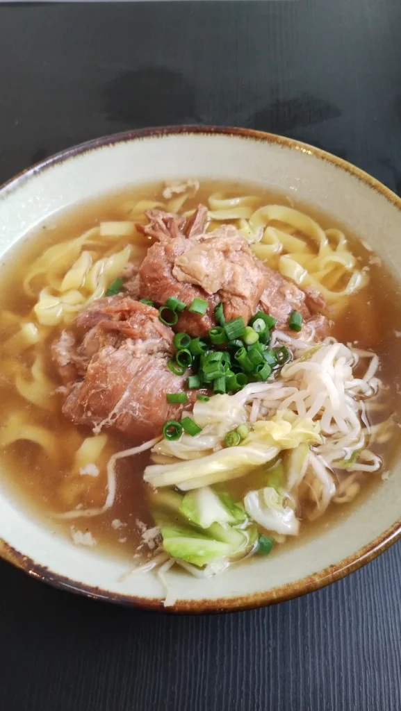 白浜そばで食べた大きなソーキがのった沖縄そば