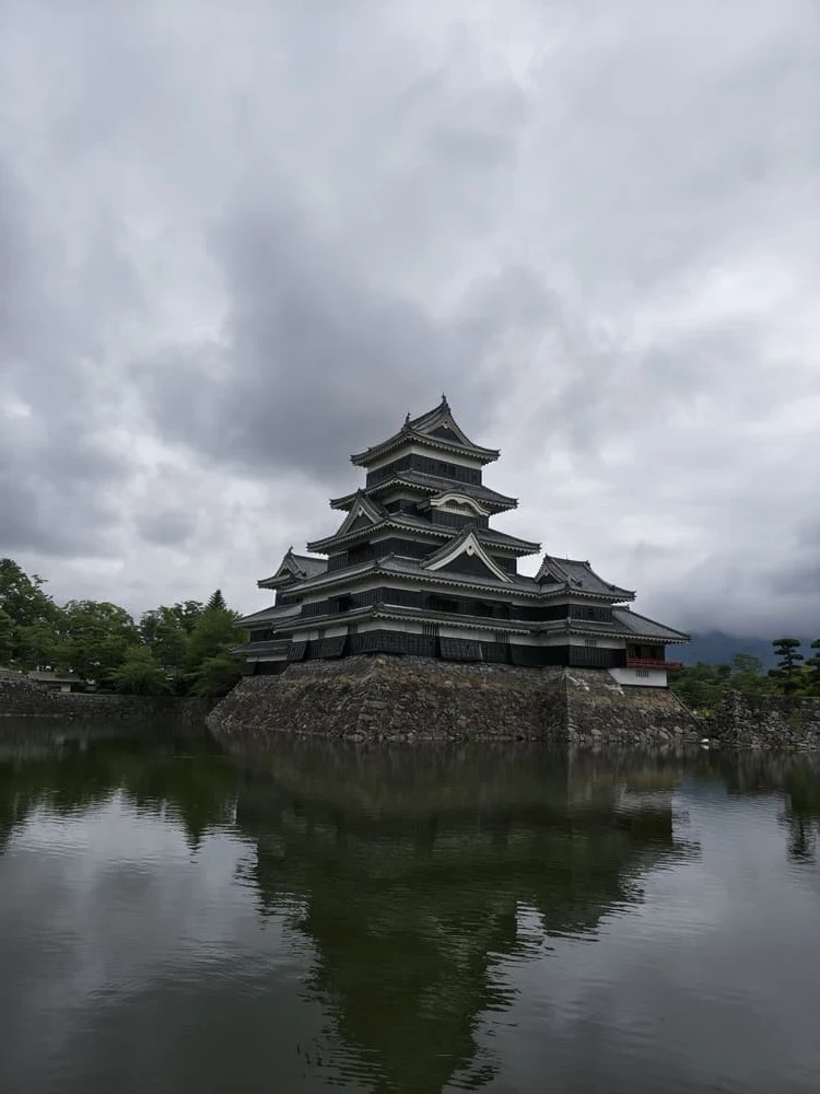 お濠の水面に映る長野県松本市の松本城