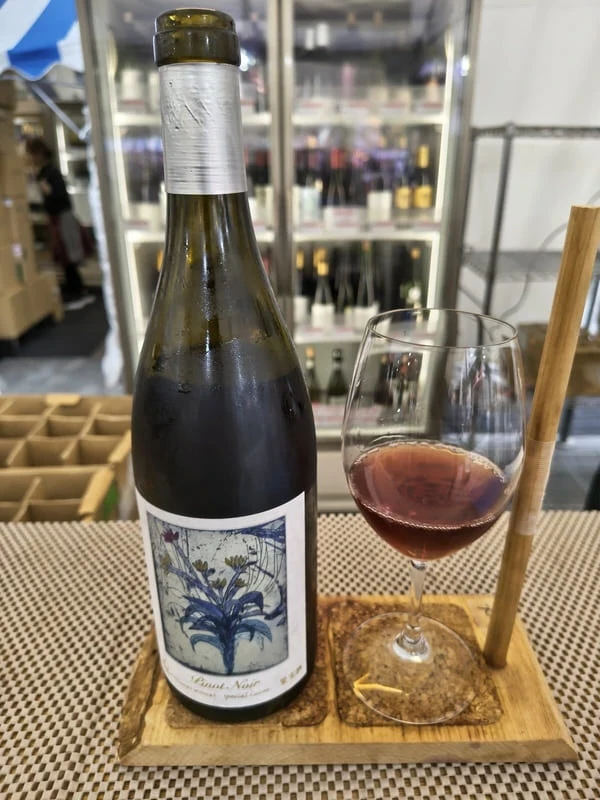 楠わいなりー Special Cuvée Pinot Noir 2021のボトルとグラス