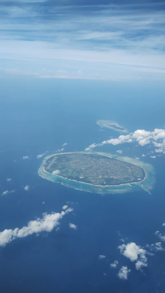 石垣島から沖縄本島へ向かう飛行機から見えた青い海と島