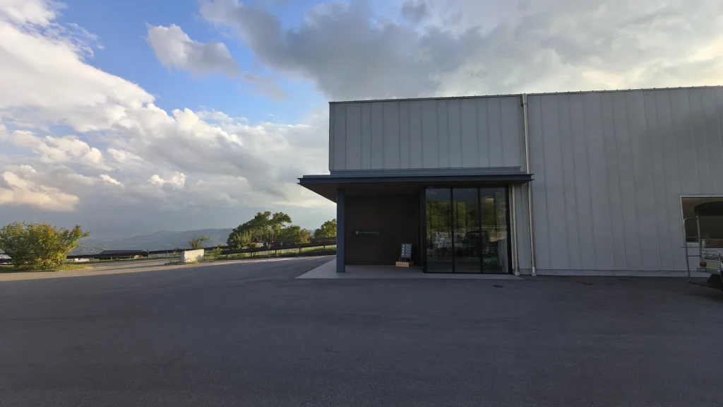 夕方に訪れたSTARRACE KOMOROの建物外観