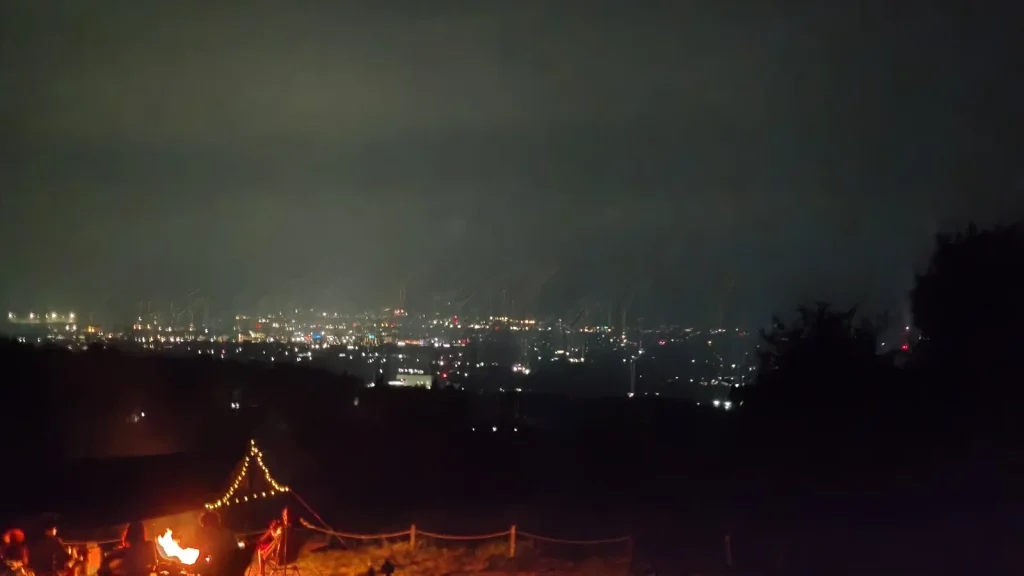 キャンプ場から見た小諸の夜景と近くのサイトの焚き火