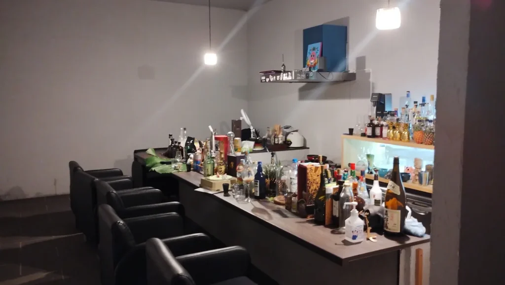 BAR Kotobukiのカウンターにボトルが並ぶ店内