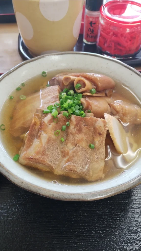 与那原そば 民芸食堂で食べた具材たっぷりの祭りそば