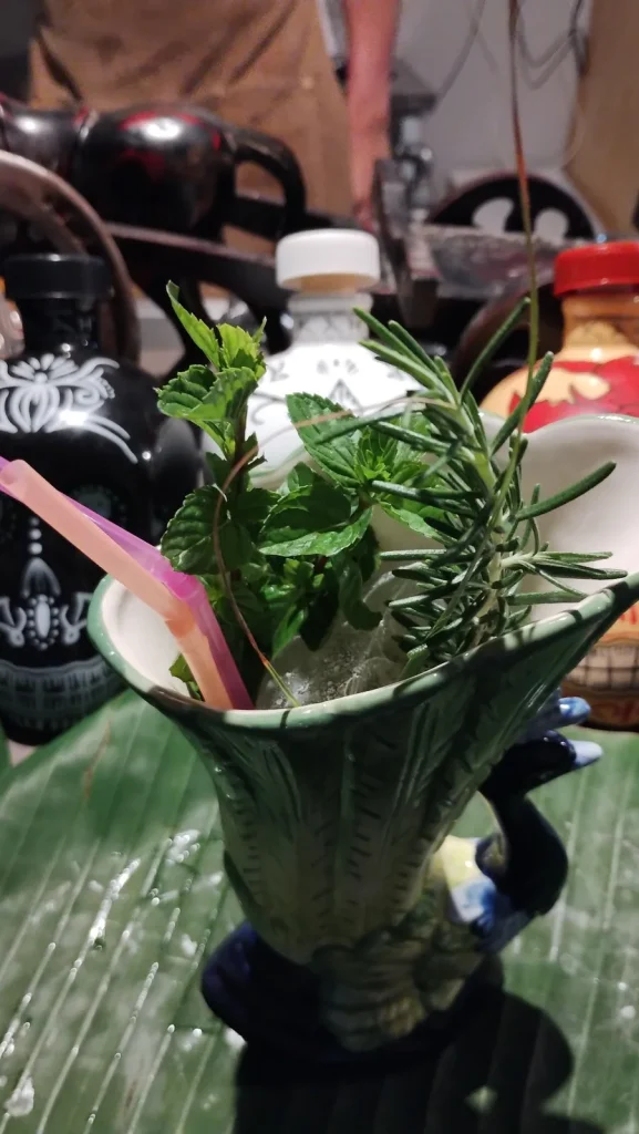 ミントやハーブが添えられたBAR Kotobukiのカクテル