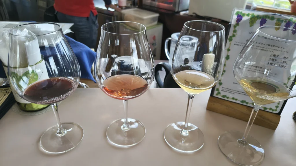 ジオヒルズワイナリーで試飲した4種類のワインが並ぶグラス