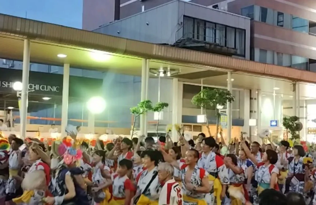 夜の青森ねぶた祭を進む囃子方と祭りの隊列