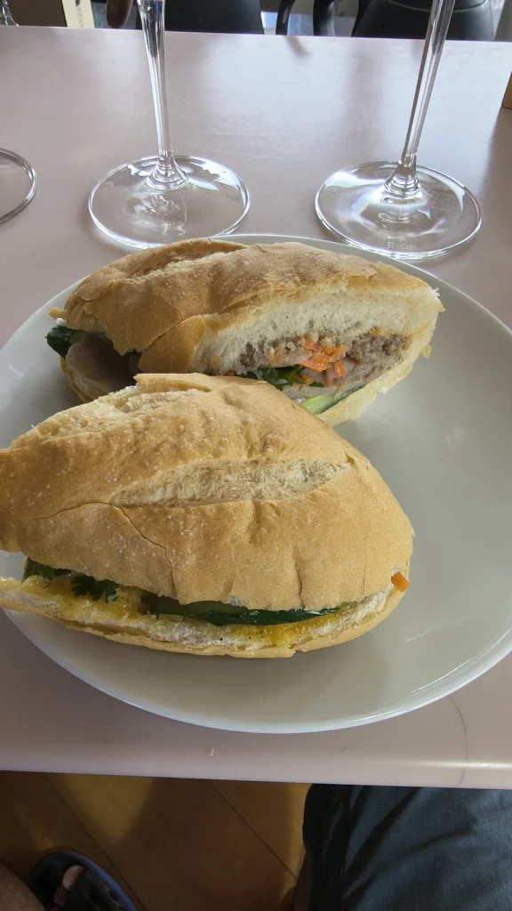 ジオヒルズワイナリーでワインと合わせて食べたBánh mì pate