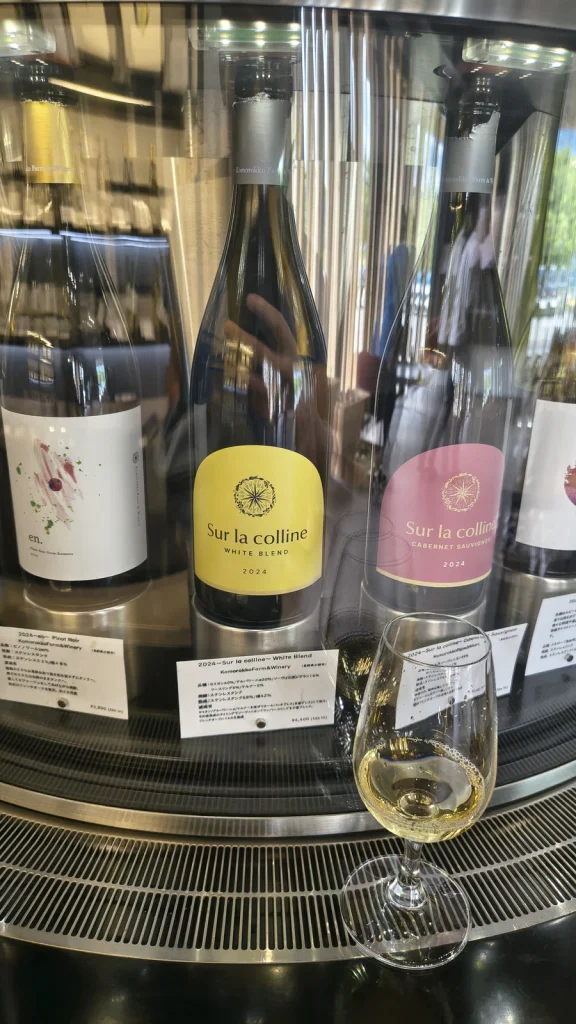 Komorokko Farm & Wineryの2024 Sur la colline WHITE BLENDと試飲グラス 