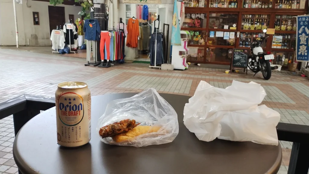 那覇の商店街で買ったもずく天ぷらと宿で飲んだビール