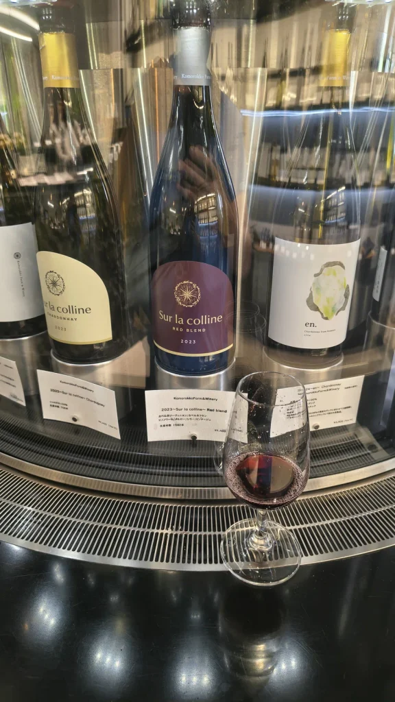 Komorokko Farm & Wineryの2023 Sur la colline RED BLENDと試飲グラス