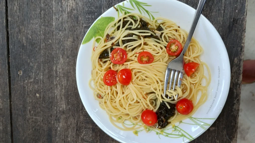 ゆったい＆ラグーンで自炊したもずくとトマトのパスタ