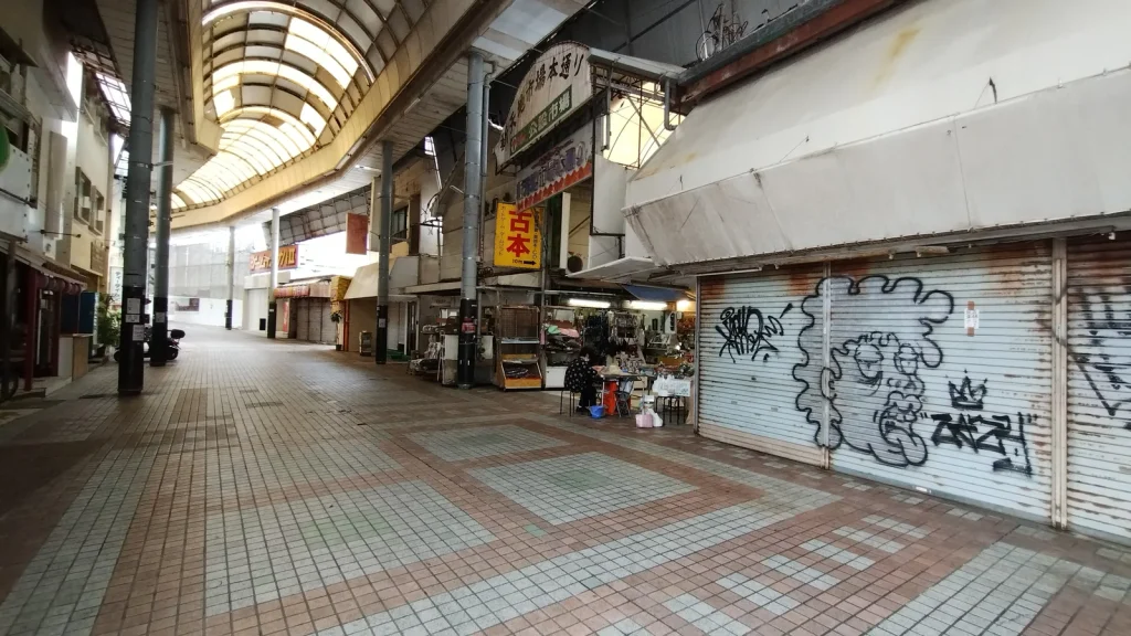 朝の那覇・国際通り裏に延びる商店街