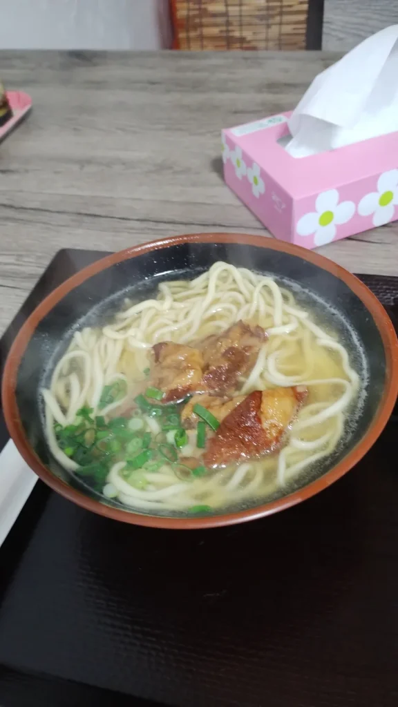 那覇の商店街近くで朝食に食べた沖縄そば