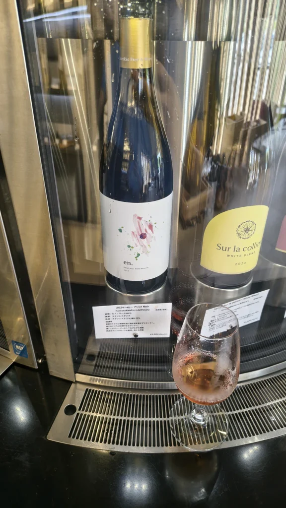 Komorokko Farm & Wineryの2024 ～en～ Pinot Noirと試飲グラス