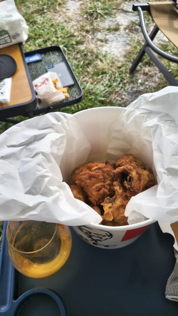小諸のキャンプ場で夕食に食べたKFCとグラス 