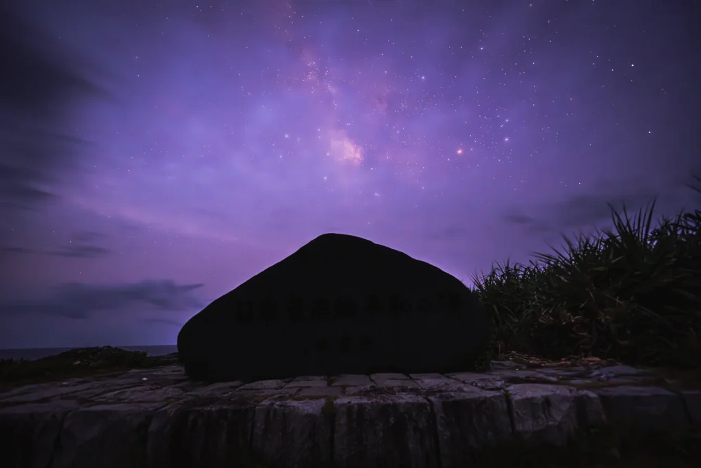波照間島の夜空に広がる星と地上のシルエット