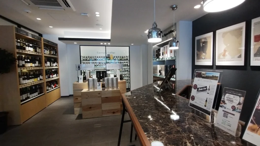 オリオンホテル内にあるワインショップ・エノテカの店内