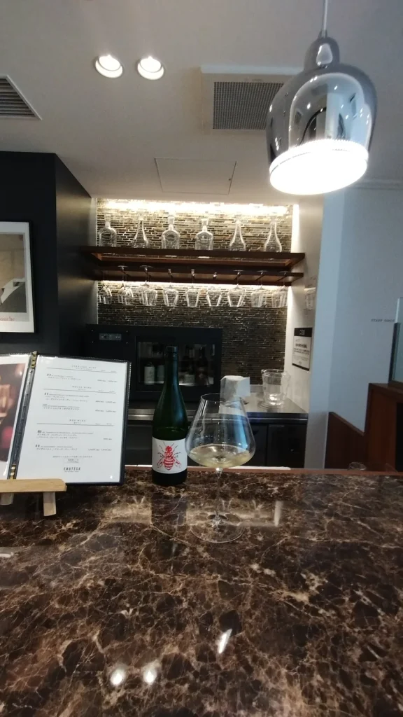 エノテカのカウンターで飲んだマイケ・シャルドネとワイングラス