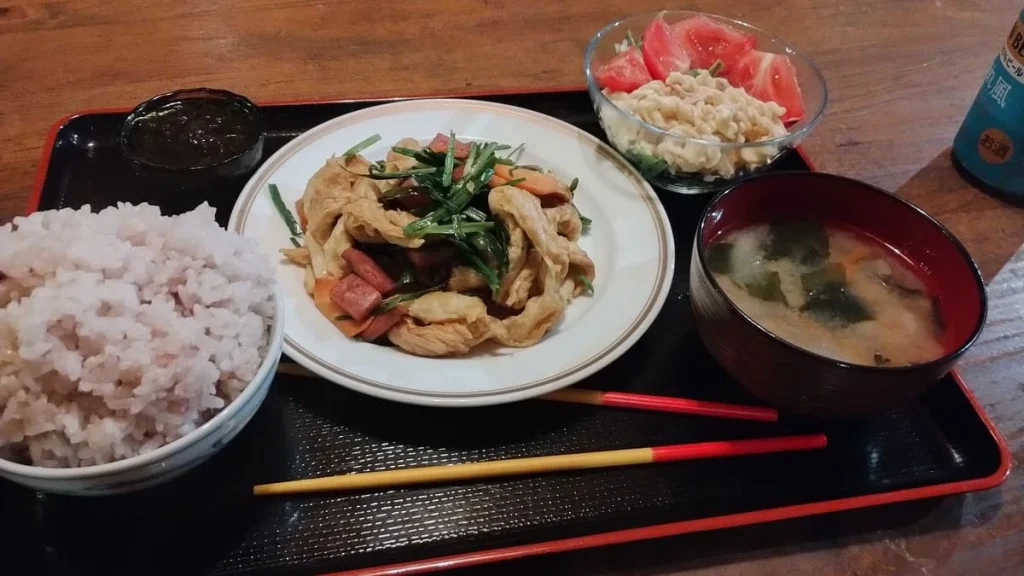 ホテルハイビスカスでいただいたフーチャンプルーの夕食