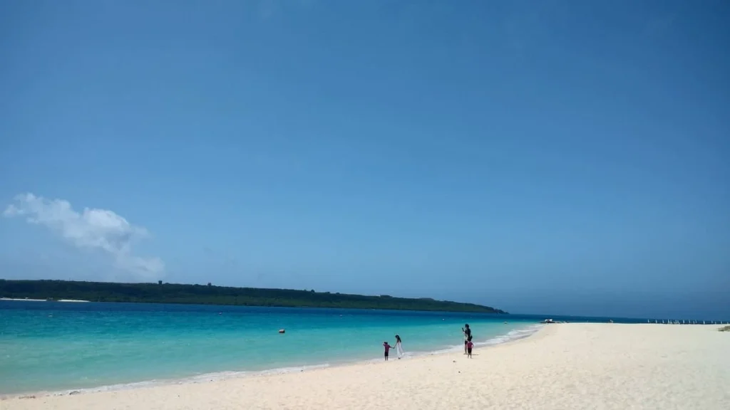 与那覇前浜の白砂と青い海