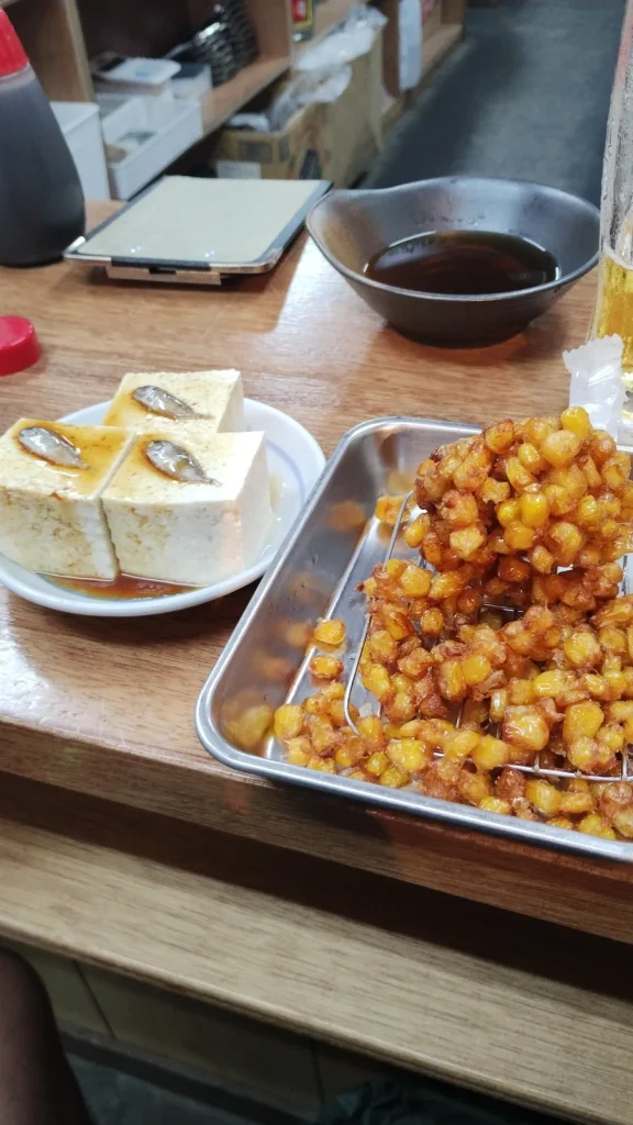 大衆酒場ヱイクラで食べた料理が並ぶカウンター