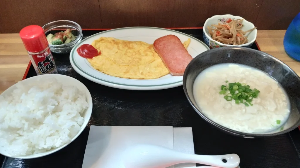 のうれんプラザで食べたゆし豆腐とスパムと卵の朝食