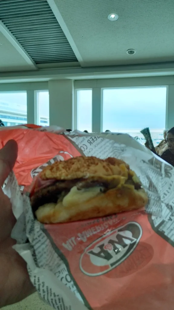那覇空港で旅の最後に食べたThe A&Wバーガー