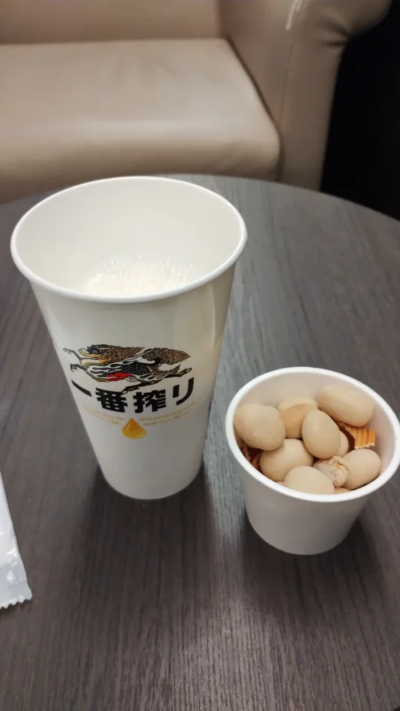 中部国際空港のラウンジで飲んだ一番搾りとナッツ