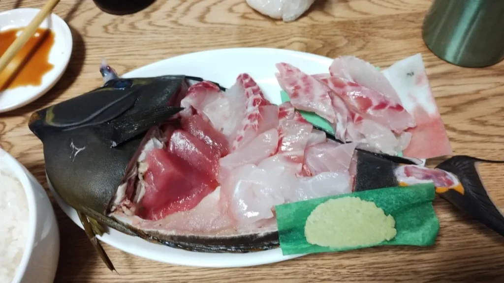 宮古島の鮮魚店で買った刺身の盛り合わせ