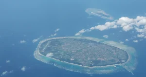 石垣島から沖縄本島へ向かう飛行機から見えた青い海と島