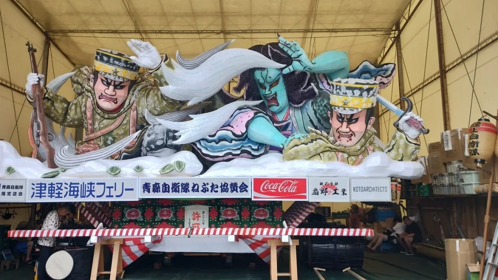 ラッセランドのねぶた小屋に並ぶ出陣前の大型ねぶた