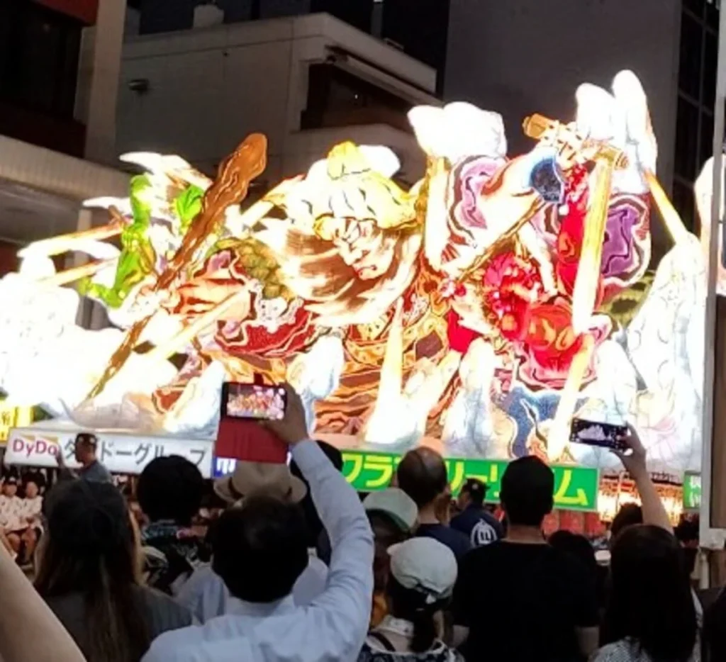 夜の青森ねぶた祭を運行する北村麻子作「役小角」