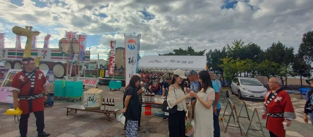 青森ねぶた祭の会場で振る舞われる桃川の日本酒「辛口ねぶた」