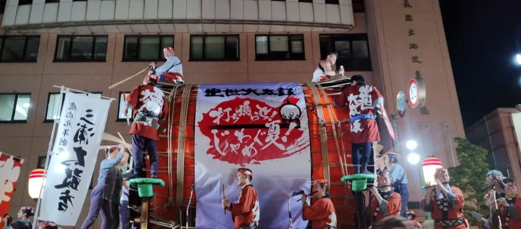 青森ねぶた祭で大太鼓を演奏する囃子方