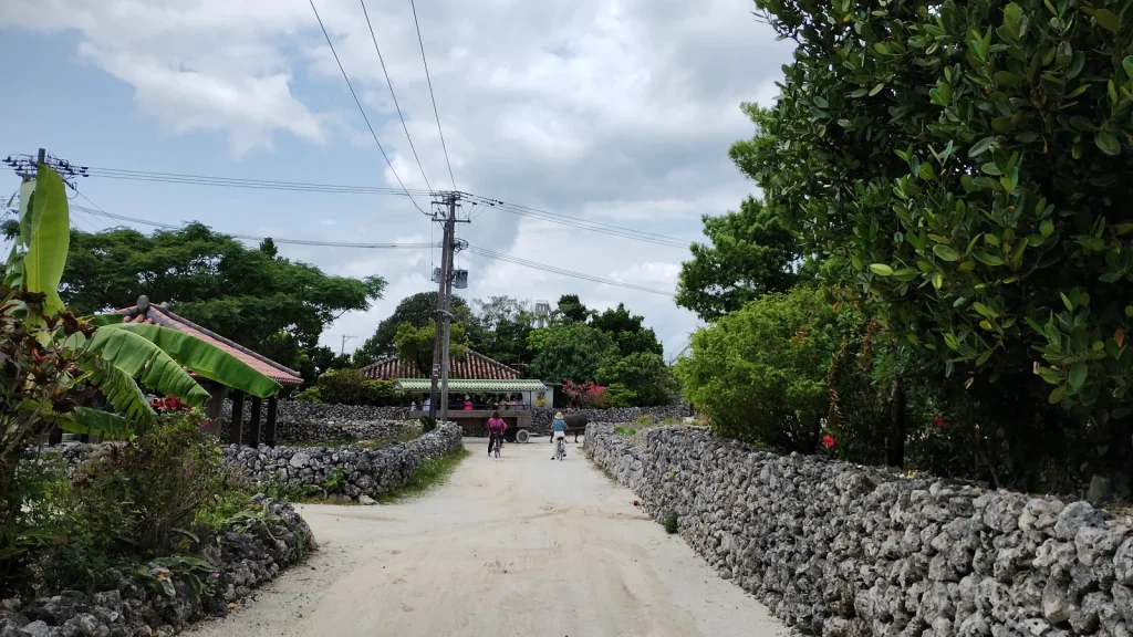 赤瓦の家が並ぶ竹富島の集落の道