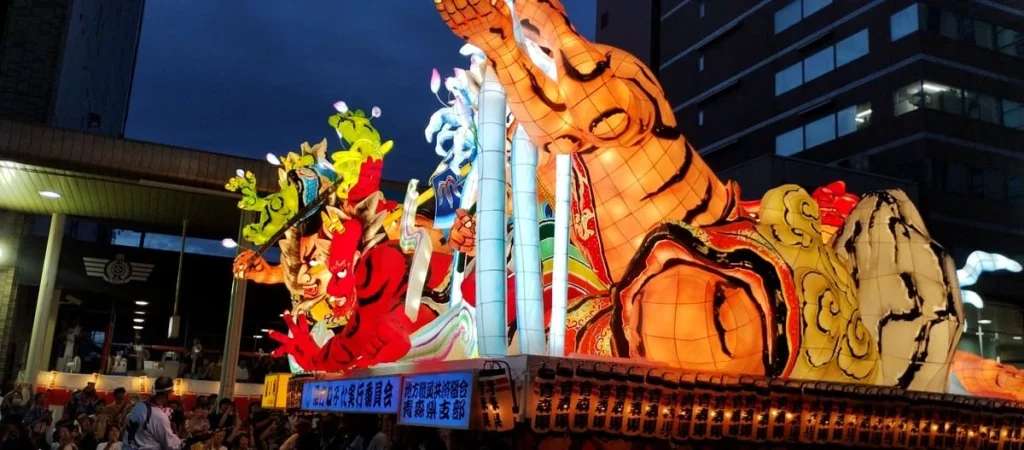 沿道の観客のすぐ近くまで迫る夜の大型ねぶた