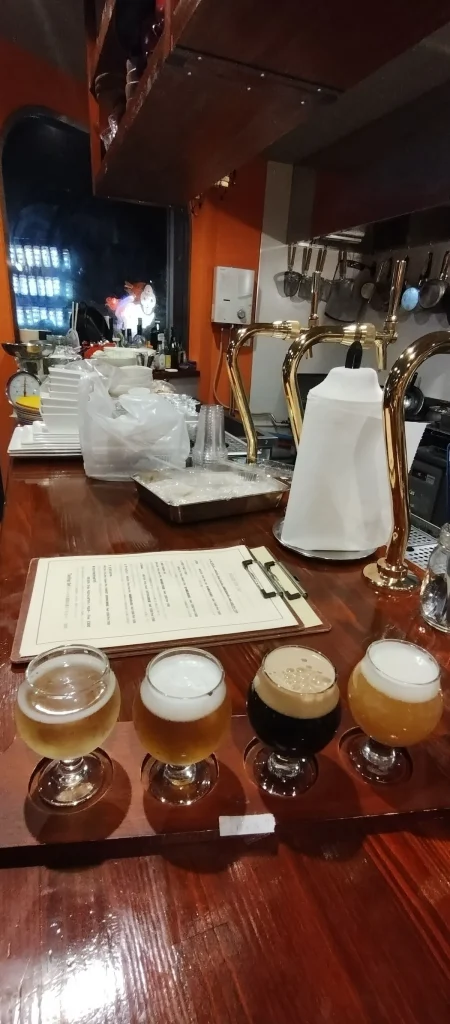 CREATURE BREWINGのカウンターに並ぶクラフトビール4種類