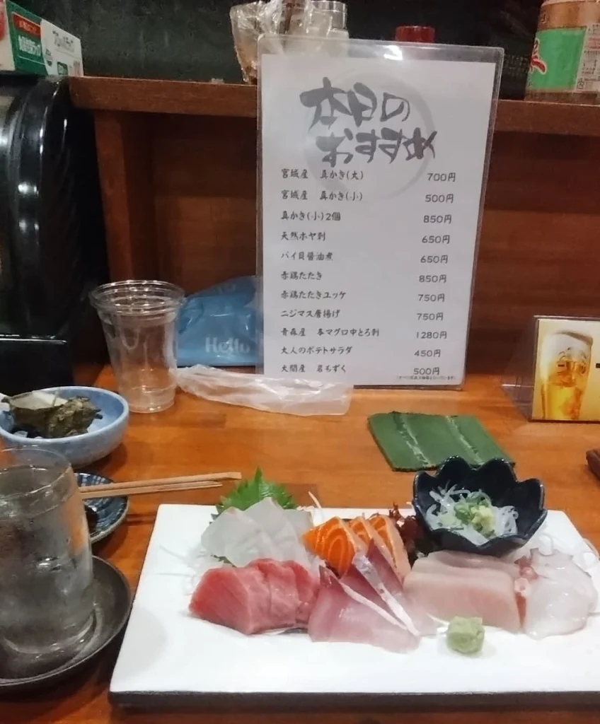 旬処 夢元で注文したマグロやタコなどの刺身盛り合わせ