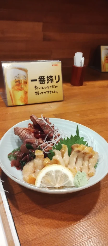 レモンとワサビを添えた旬処 夢元の新鮮な生ホヤ