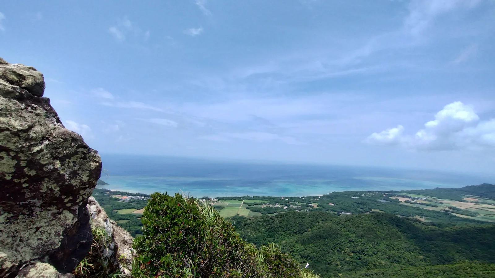 野底マーペー山頂から望む石垣島の海と島々