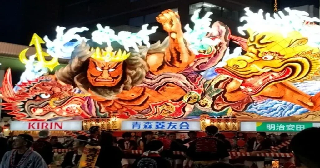 夜の青森ねぶた祭を運行する大型ねぶた「海王」