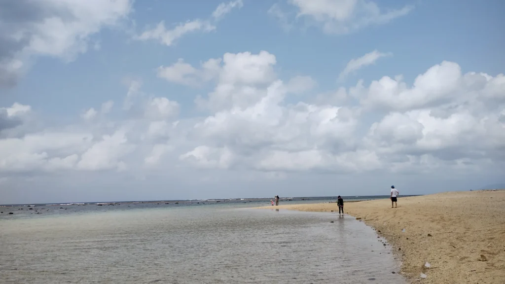 米原ビーチの透明な海と砂浜