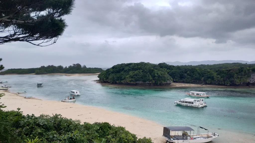 曇りの日に展望所から見た川平湾