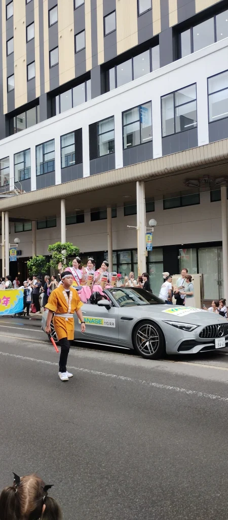 青森ねぶた祭の昼運行でオープンカーに乗るミスねぶた