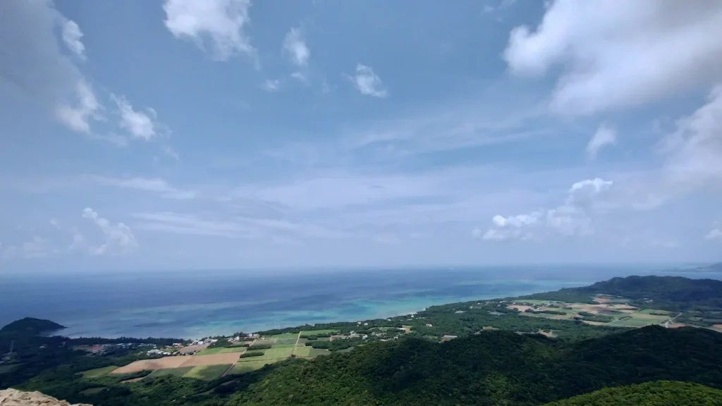 野底マーペー山頂の岩場から広がる石垣島の海