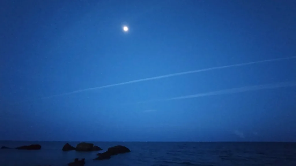 石垣島最後の夜に海岸から眺めた月